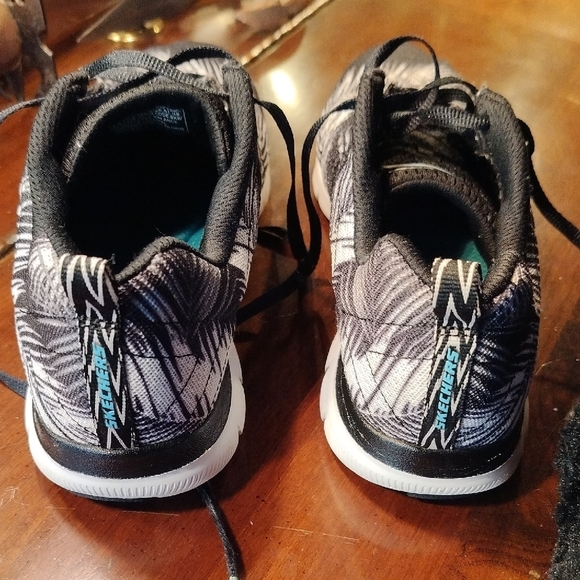 Skechers Black Sneakers with Dynamic Textured Upper - Picture 5 of 5